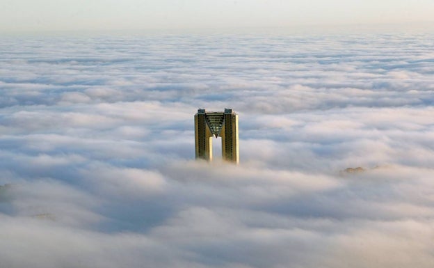 La niebla cubre el litoral alicantino