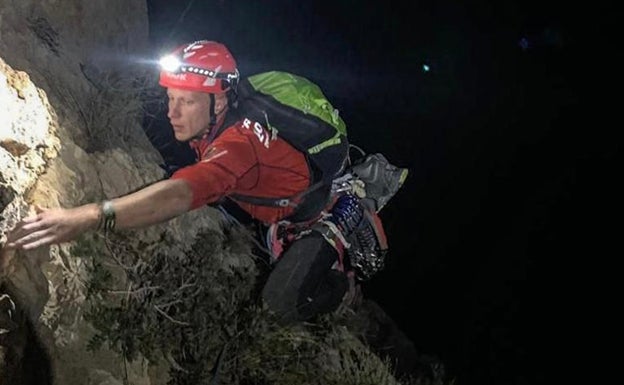 Los bomberos emplean casi diez horas en rescatar a dos escaladores en el monte Ponoig