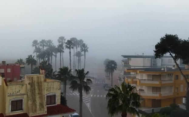 La niebla cubre la playa de Tavernes de la Valldigna el 1 de enero