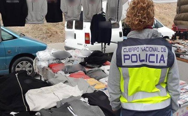 Cuatro detenidos en Villajoyosa por vender productos falsificados en un mercadillo