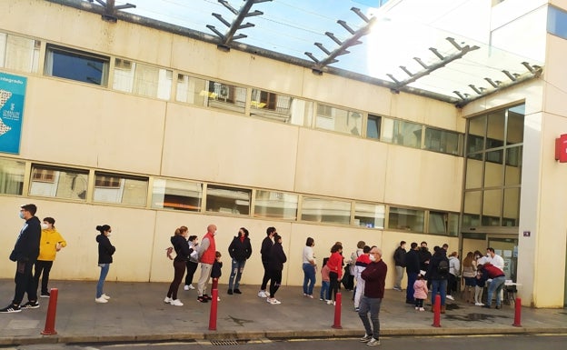 Caos de pruebas en el centro de salud de Alzira