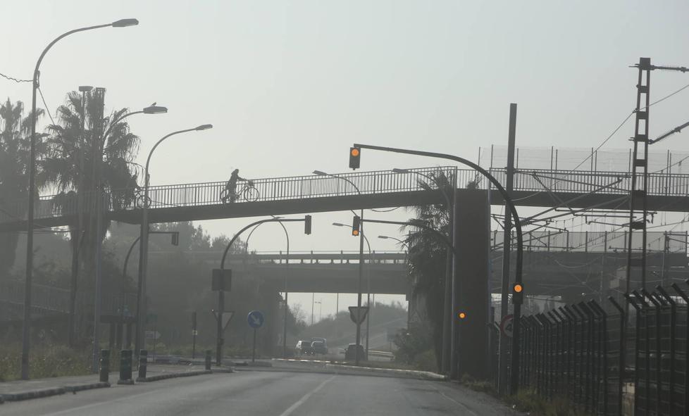 Una tormenta perfecta de niebla y contaminación sobre Valencia
