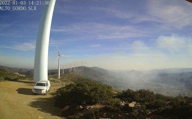 Los bomberos controlan un incendio forestal en Buñol