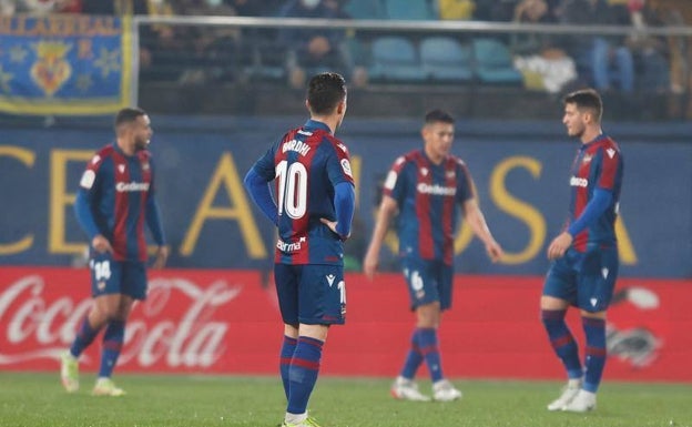 Aficionados del Levante increpan a la plantilla: «Esta camiseta no la merecéis»