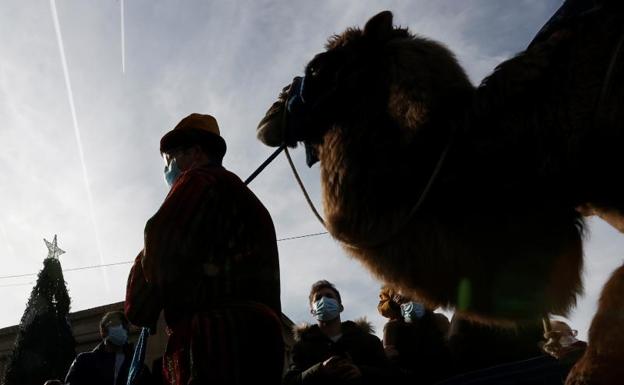 Las Cabalgatas de Reyes del coronavirus: sin caramelos, con test de antígenos y hasta por el aire