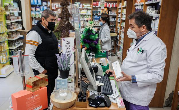 Enfermeros advierten que la notificación de positivos en las farmacias supone riesgos e inseguridades