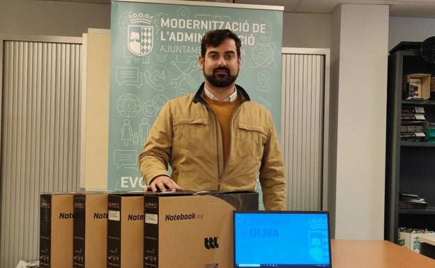 Oliva moderniza servicios con ordenadores portátiles, cámaras web y lectores de tarjetas