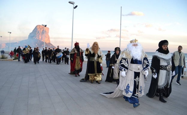 Los festeros de tres añadas participarán en la Cabalgata de Reyes de Calp