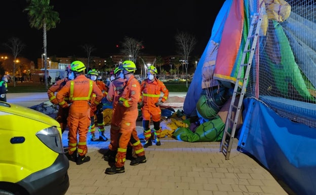 El hinchable que causó la muerte de una niña estaba atado a un árbol y una farola