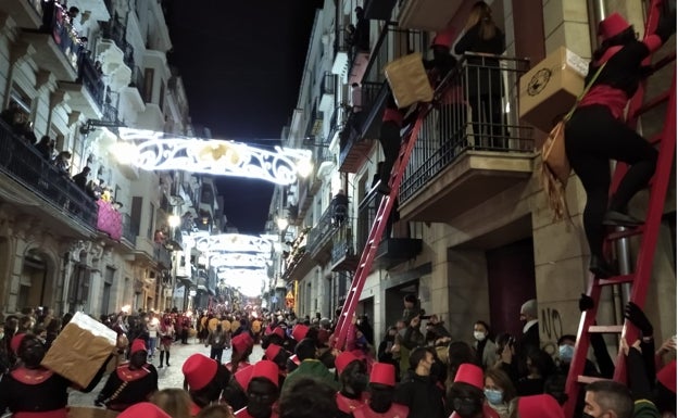 La ilusión se vuelve a colar por los balcones de Alcoi