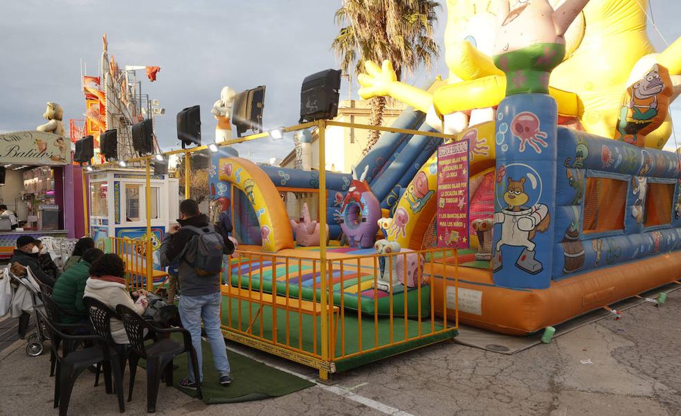 Inspecciones continuas y quince anclajes: así se monta una atracción en la feria de Valencia