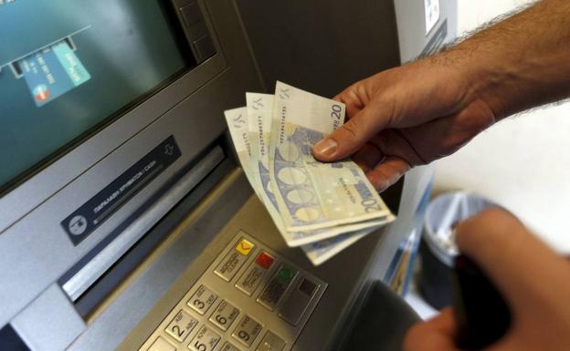 El límite de dinero en efectivo que puedes ingresar en el banco sin alertar a Hacienda