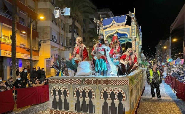 Los Reyes Magos reparten la ilusión por la comarca