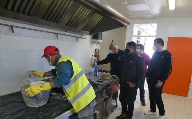 La Nucia intensifica las tareas de desinfección y mantenimiento en los centros escolares