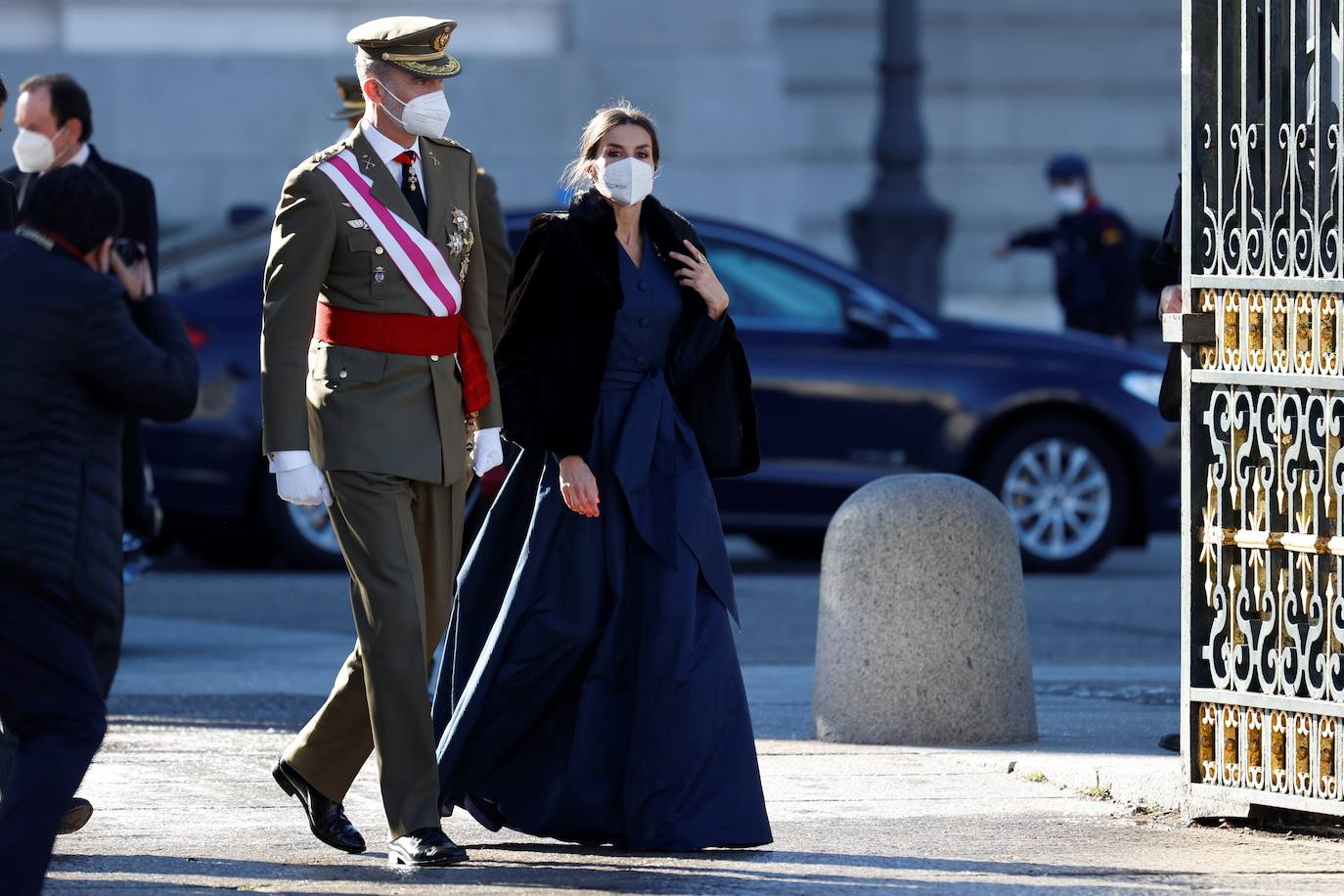 La Reina Letizia luce un elegante vestido azul para su primer acto del año