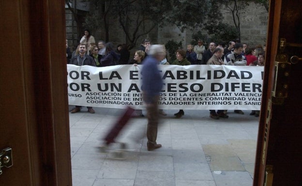 Funcionarios y opositores protestan en Valencia contra las medidas del Gobierno para reducir la temporalidad