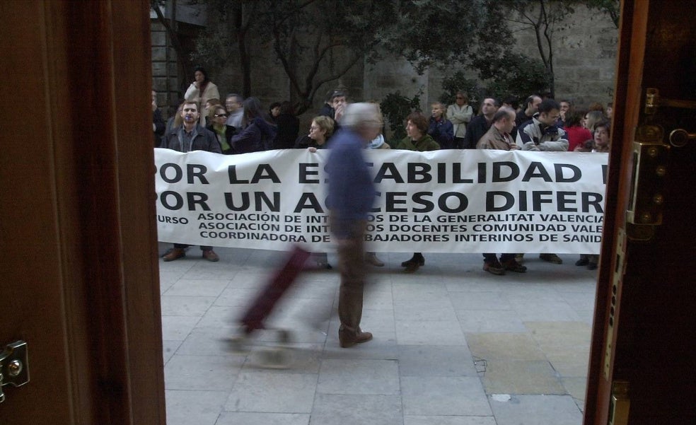 Funcionarios y opositores protestan en Valencia contra las medidas del Gobierno para reducir la temporalidad