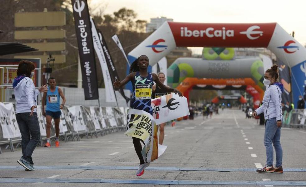 Más de 7.000 corredores participan en la primera fiesta del running en Valencia de 2022