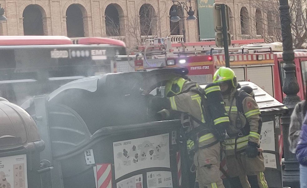 Arden tres contenedores en calles de Valencia