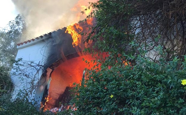 Una estufa provoca un incendio en un chalé de Dénia