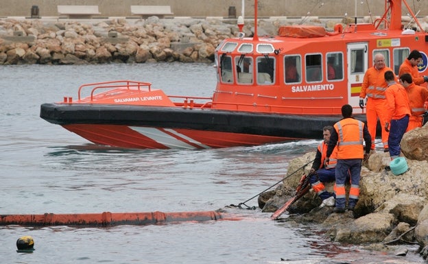 Un accidente con un contenedor provoca un vertido en el Puerto de Valencia