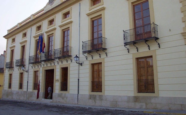 Siete años de inhabilitación para el ex secretario de Aielo de Malferit por amañar unas oposiciones para darle una plaza a la hermana del exalcalde