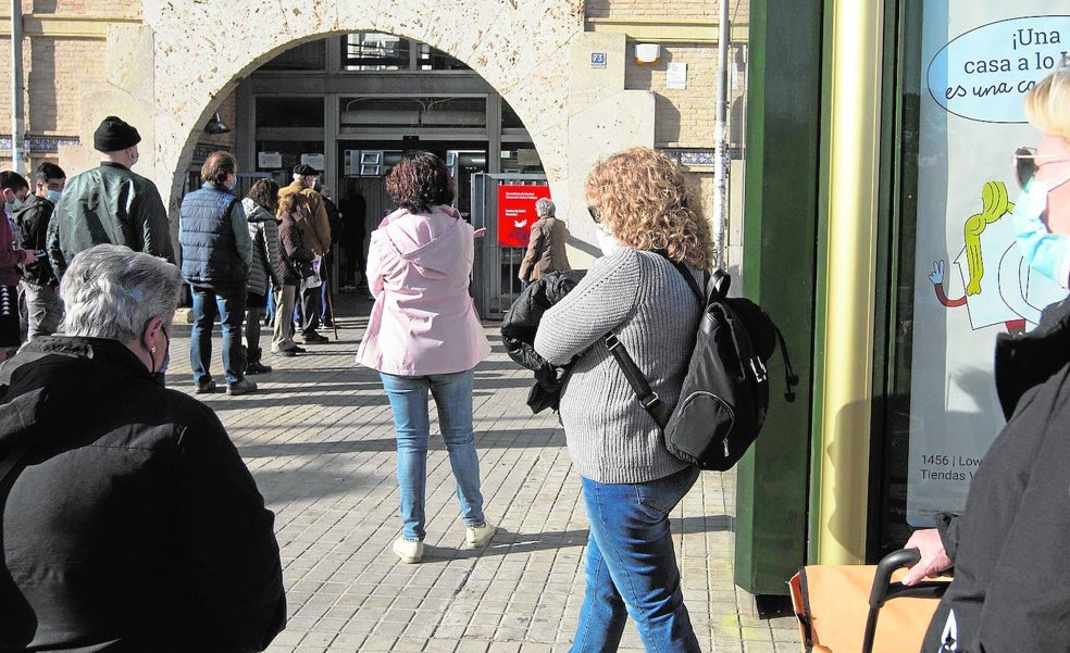 Los primeros casos de gripe acentúan la presión de los centros de salud de la Comunitat