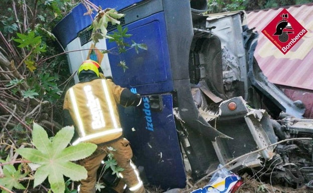 Los bomberos rescatan a un camionero herido tras caer por un terraplén en Crevillente