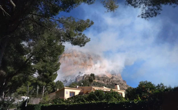 Un incendio calcina ocho hectáreas de una pinada del Montgó cercana a la ermita del Pòpul de Xàbia