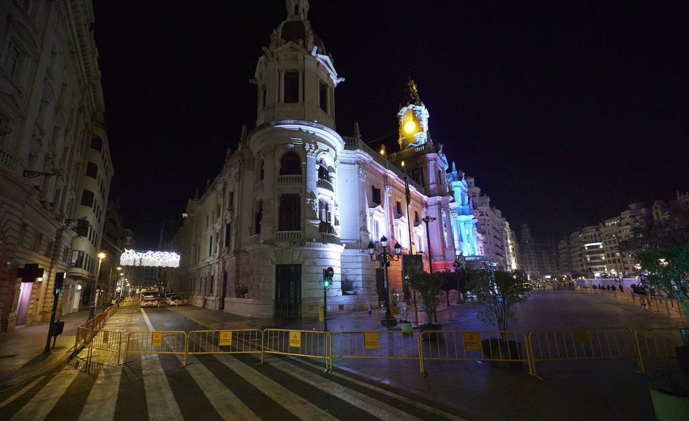 Un menor de 15 años, apuñalado tras pelearse con un amigo en la plaza del Ayuntamiento de Valencia