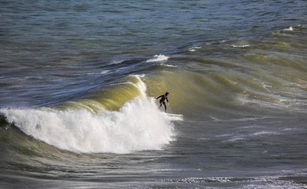 ¿Cómo se forman las olas adecuadas para surfear?