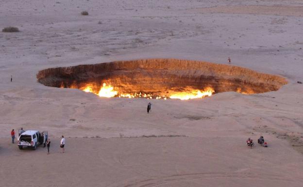 Turkmenistán se lanza a apagar la «puerta del infierno», que lleva 50 años en llamas