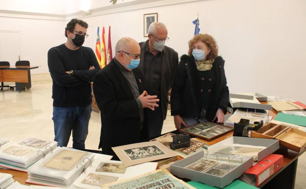 La familia Cardona-Far dona más de 2.000 fotografías al Arxiu de Dénia