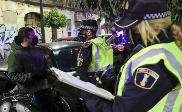 La Policía Local de Valencia envía cartas a bancos, inmobiliarias y la Sareb para que denuncien los pisos okupados de Orriols