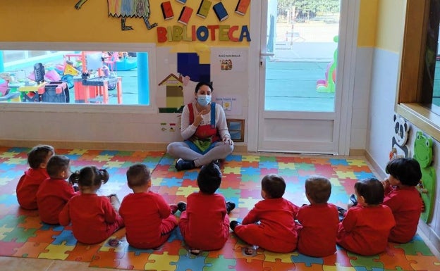 La lengua que aprenden los bebés en una escoleta de pueblo antes de saber hablar