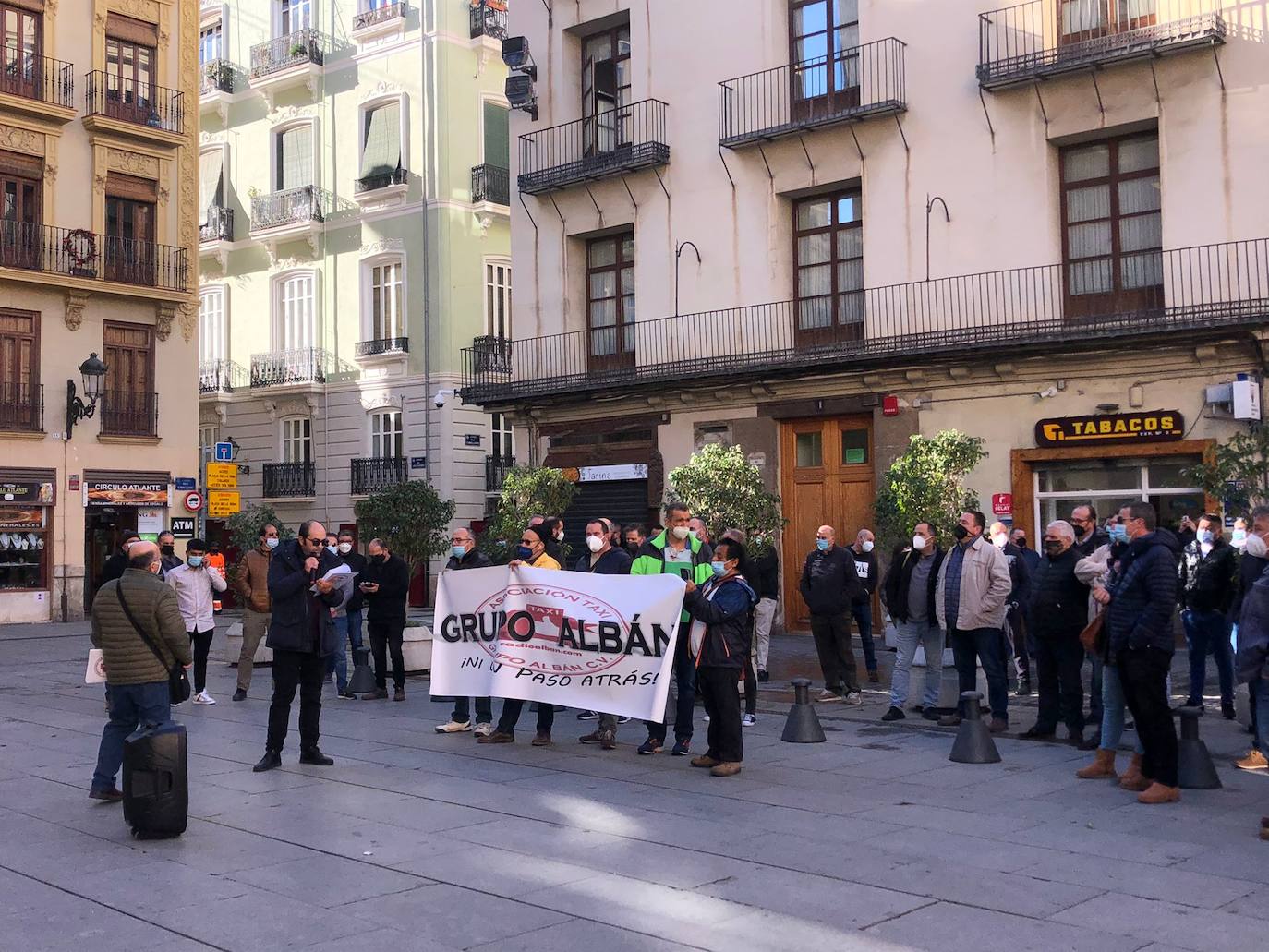 Los taxistas de Valencia piden una subida de las tarifas y la reducción de jornada: «Nos han dejado tirados otra vez»