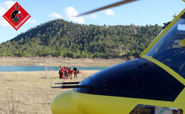 Dos heridos tras estrellarse un helicóptero en el pantano del Amadorio de La Vila Joiosa