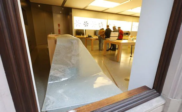 Un grupo de encapuchados desvalija la tienda Apple en el centro de Valencia