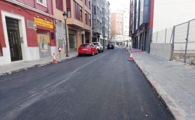 Valencia asfalta varias calles de cinco barrios de la ciudad