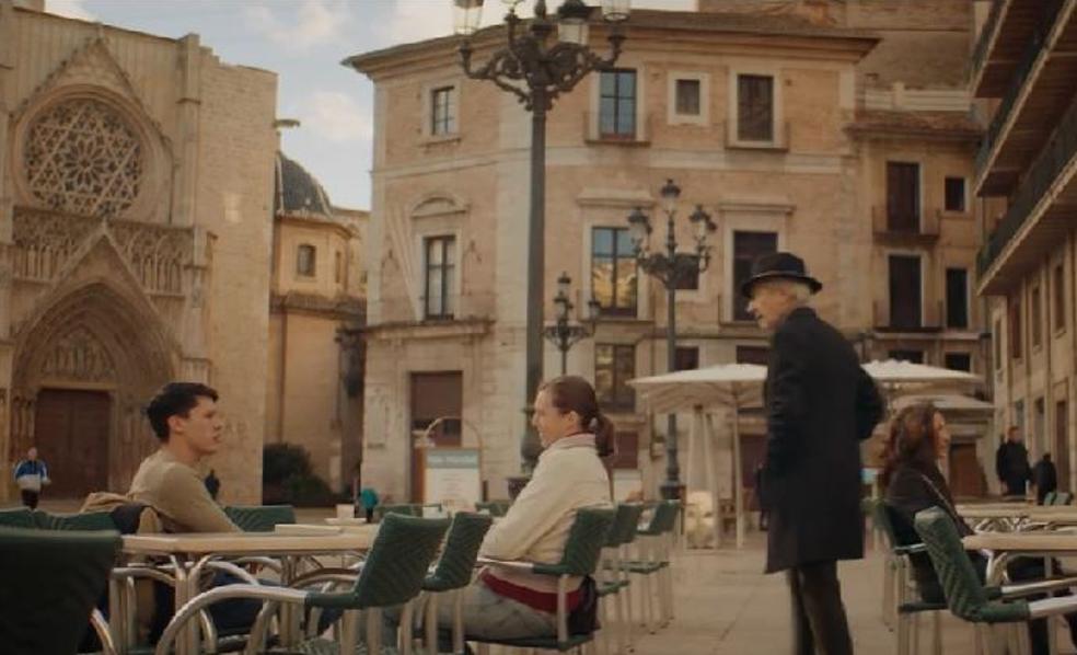 José Sacristán cocina paella y visita la plaza de la Virgen para promocionar los Goya en Valencia