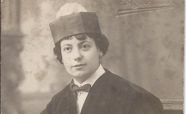Ascension Xirivella posing after graduating in Law in the twenties 