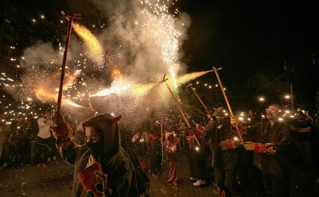 Aielo de Malferit inaugura su título de Capital Cultural Valenciana con un Correfocs