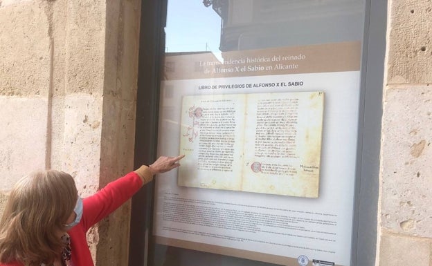 El Archivo Municipal muestra en sus ventanales la huella de Alfonso X en Alicante