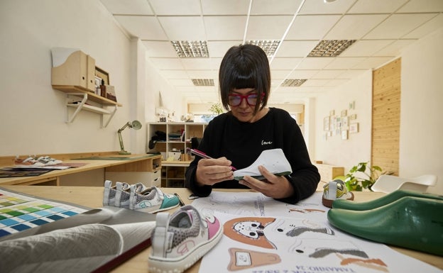 La ingeniera que ha reinventado los zapatos en un taller de la Canyada