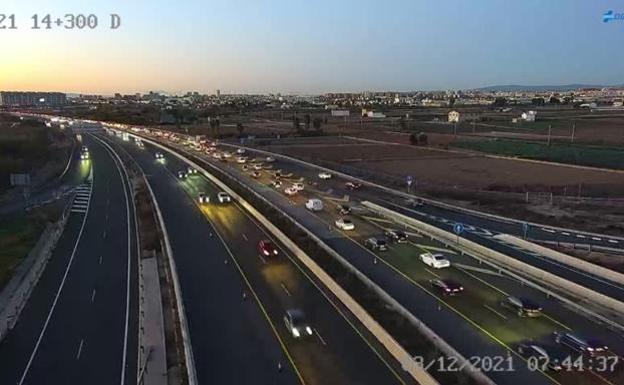 Hasta 16 kilómetros de atasco en las vías de acceso a Valencia