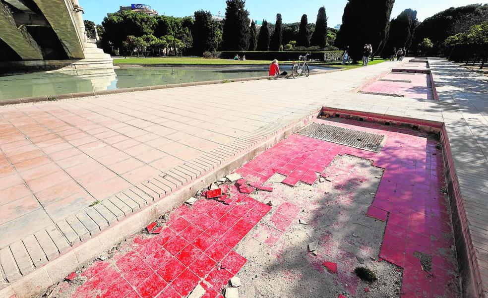 El tramo de Bofill del jardín del Turia se arruina por el retraso de las mejoras