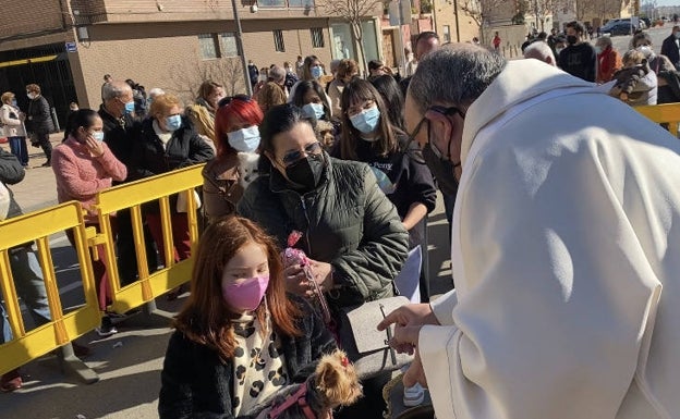 Hogueras, bendición de animales y reparto de panecillos por San Antonio en la comarca