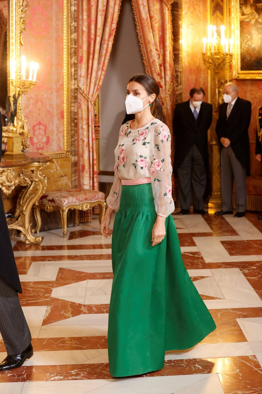 Doña Letizia rescata un espectacular look floral de gala de doña Sofía