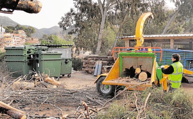 Ponen en marcha un servicio de triturado de restos agrícolas para las fincas de la Font Roja y Mariola