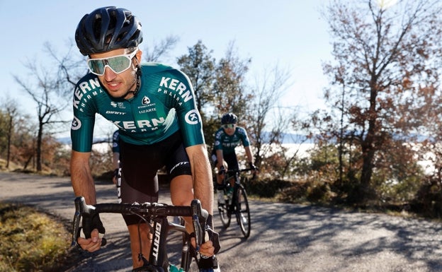 Kern Pharma celebra en La Vila Joiosa un hito histórico en su andadura ciclista